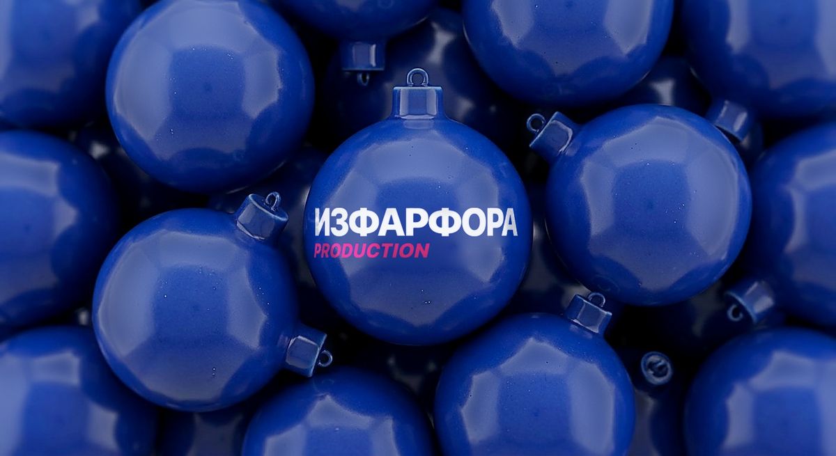 Макросъёмка фарфора: глянцевая кобальтовая глазурь с золотыми звёздами и росписью